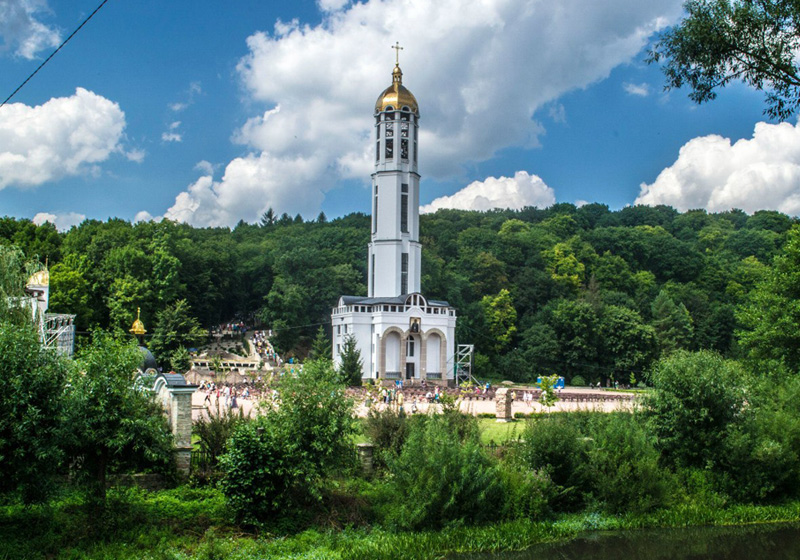 Найбільша святиня греко-католиків - Марійський духовний центр в с. Зарвяниця. 